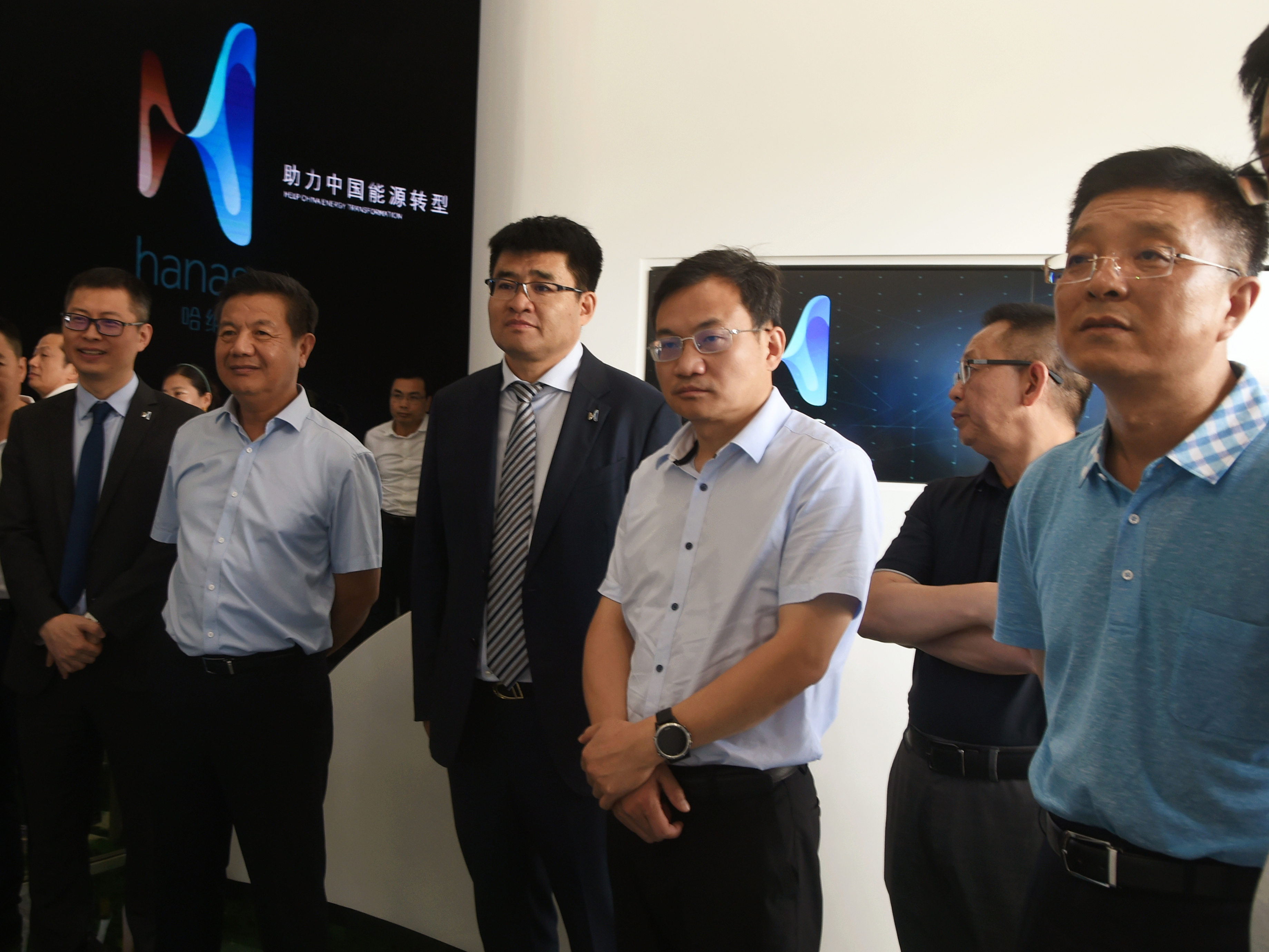 赖蛟（右三）参观项目展厅